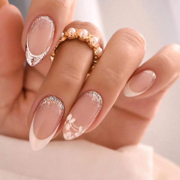 Glitter nail art med vit kant