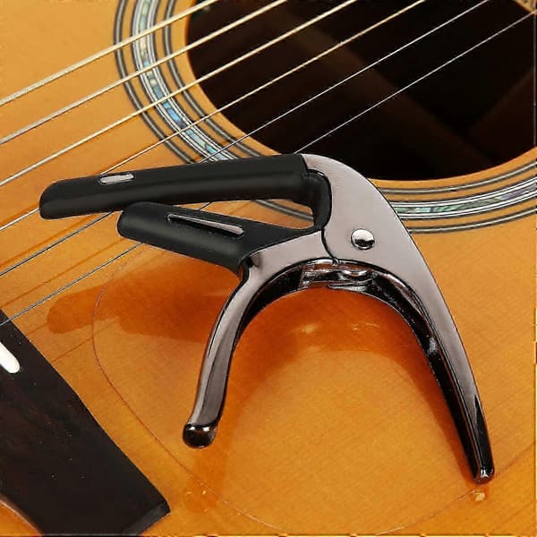 Kompatibel med akustiske gitarer, elektriske gitarer og ukuleler, overlegen sinklegering og 25-26