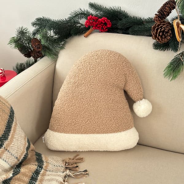 Julkudde, kudde i form av tomteluv. Bouclé-kudde i beige med tomtemotiv.
