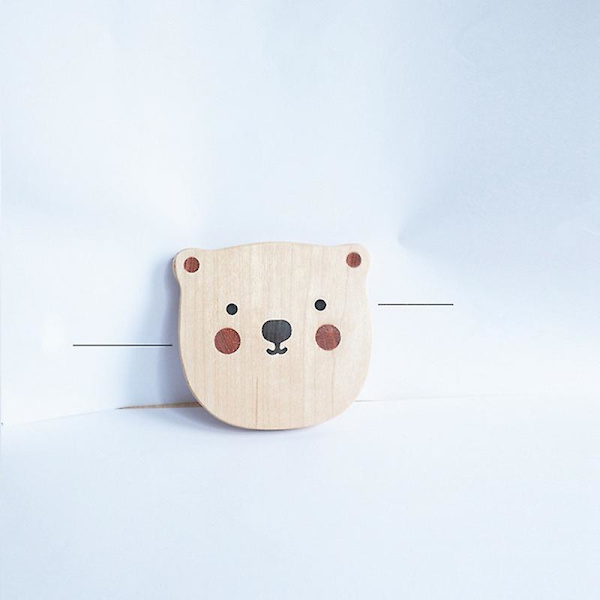 Pähkinäpuinen alusta kupille, söpö karhu kaiverrettu intarsia-tekniikalla, C