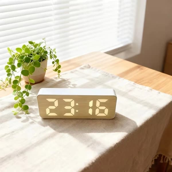 Mini Tyst Digital Väckarklocka – Minimalistisk USB/Batteridriven Bordsklocka för Sovrum och Studentrum Vit White