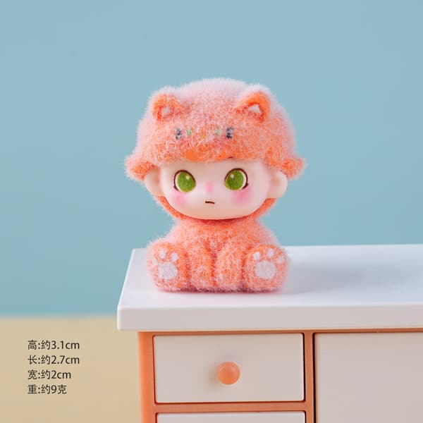Flocket siddende Momo Kat – Orange harpikskunstfigur til skrivebords- og hyldedisplay Orange