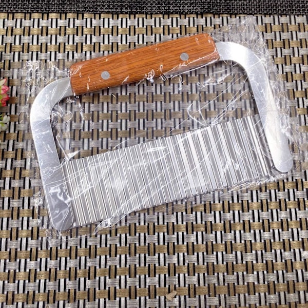 Vågig Skärare för Fancy Garneringar, Rostfritt Stål Blad Skapar Säkra Köksredskap, Enhetlig Vågform Säkerställer Attraktiv Presentation, Bekväm