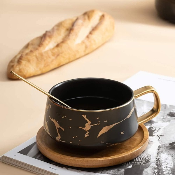Keramisk marmor tekopp med träfat, lyxig guldfolie pryder din bordsskiva, present till teälskare som njuter av cappuccino eller te med stil