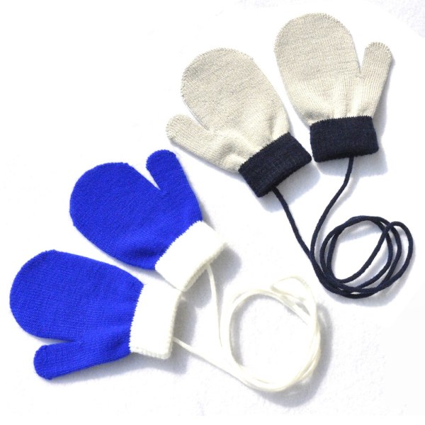Varma stickade handskar för barn