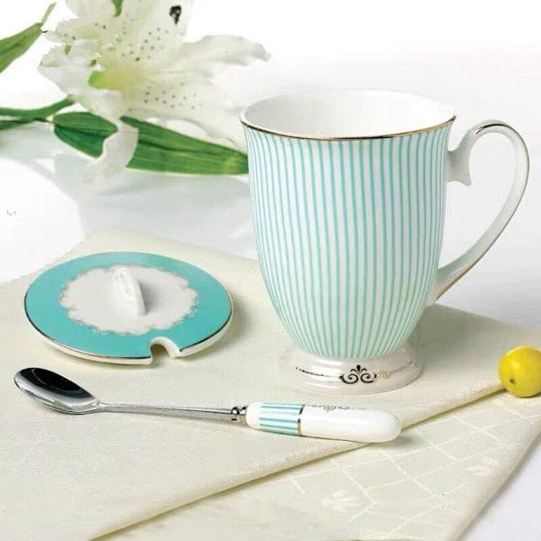 Europeisk stil porslinskopp med lock för kaffe och te, för hemmet eller köket (randigt mönster, cyan)