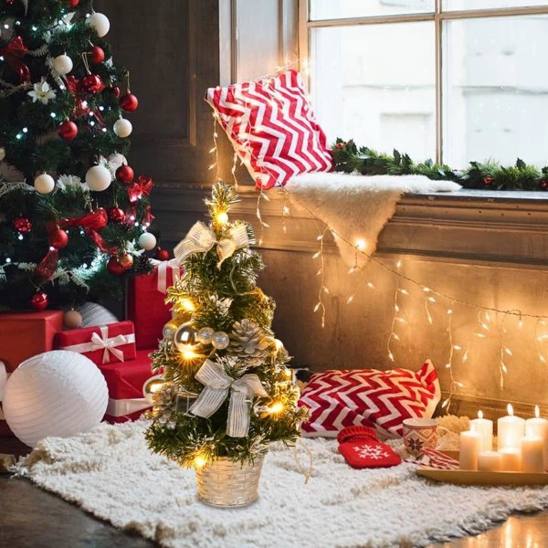 Valoisa tekojoulukuusi valkoisella lumella, 40 cm pieni pöytätasoinen joulukuusen LED-valoseppeleet jousella ja männynkäpyllä