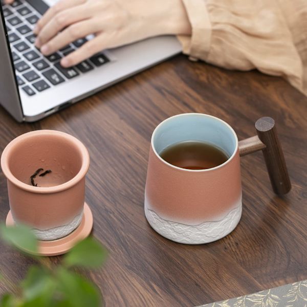 Keramisk tekopp med infuser og lokk (13 oz), temugg med trehåndtak, gradientmønster og skyutskjæring gaveemballasje (rosa)