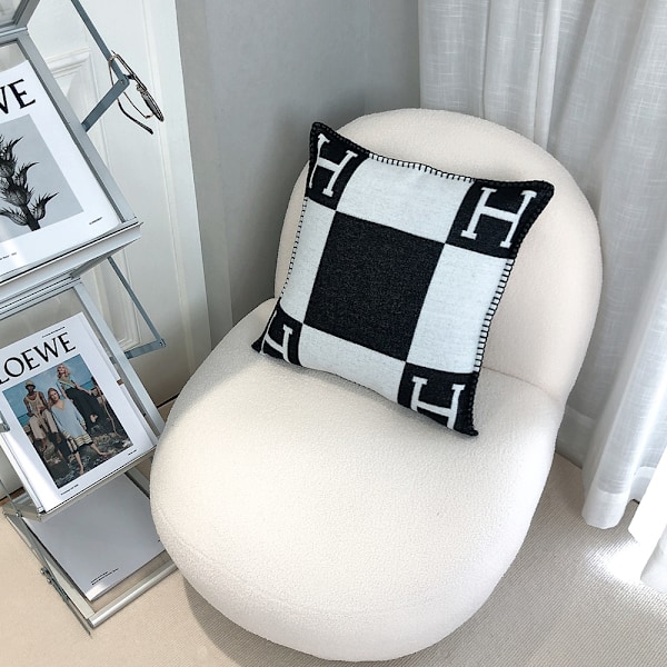 45x45cm tyynynpäällinen kirjaimella H - Musta