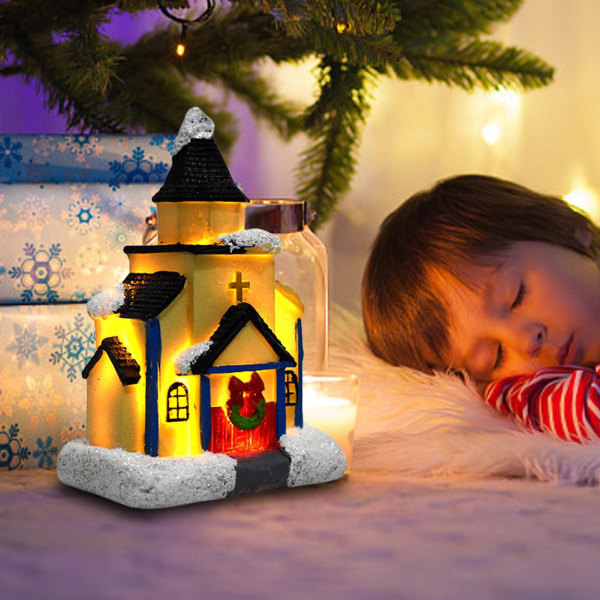 Julscen byhusstaty med varmt LED-ljus