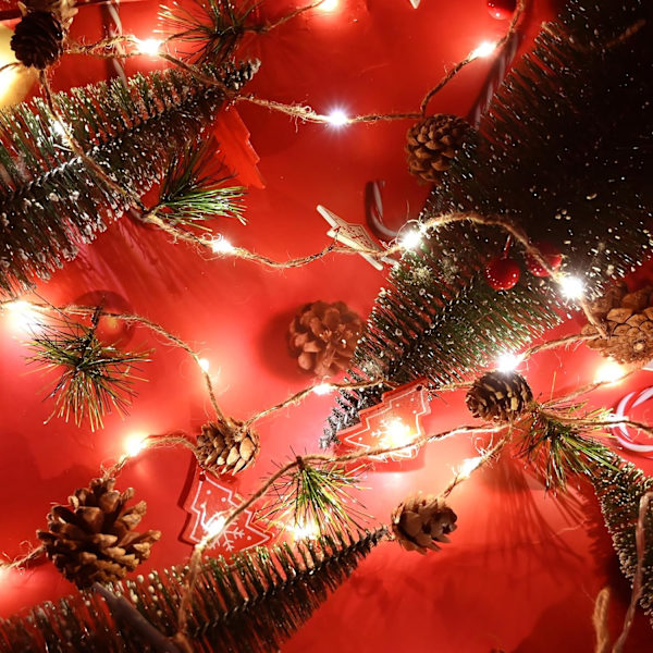 Julekrans med Lys 3 Meter 30 LED Jule-Pinjekogler Lysstreng Røde Bær Feelygter Krans Lys Op Julepynt