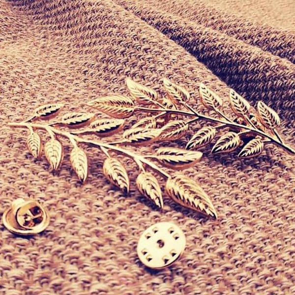 Herrkostym Broscher Dubbelblad Krage Pin Brosch Guld Växt