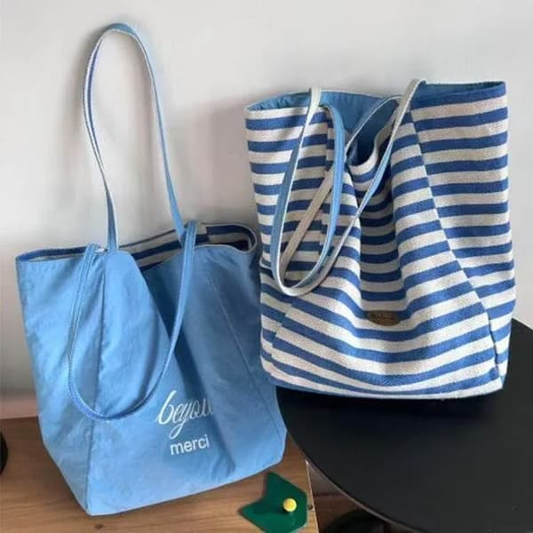 Kesäinen raidallinen kangaskassi, käännettävä. Blue