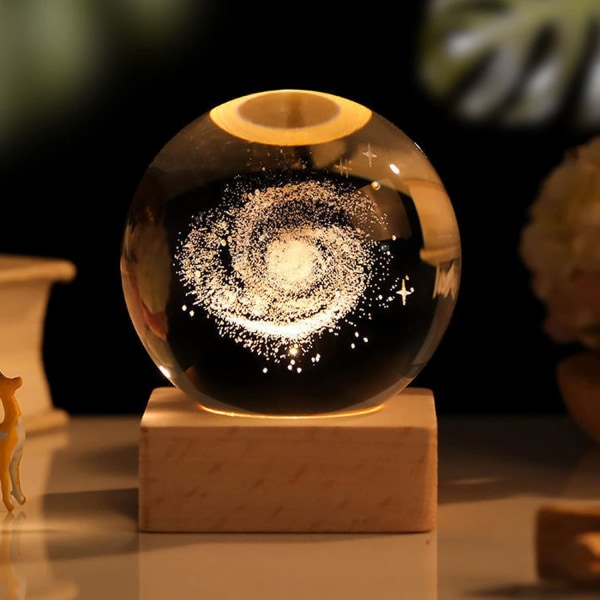 3D Linnunradan Galaxy -kristallipallolamppu, 6 cm:n kristallipallo yövalo puisella pohjalla, 7 väriä vaihtuva valo LED-pohjalla