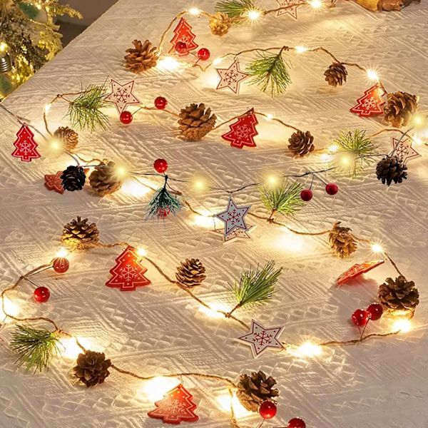 Julekrans med Lys 3 Meter 30 LED Jule-Pinjekogler Lysstreng Røde Bær Feelygter Krans Lys Op Julepynt