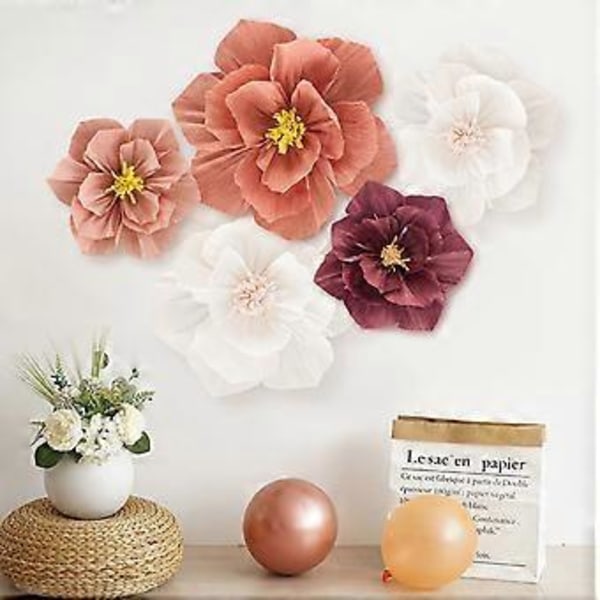 Dekorativa crepepappersblommor för bröllopsfester