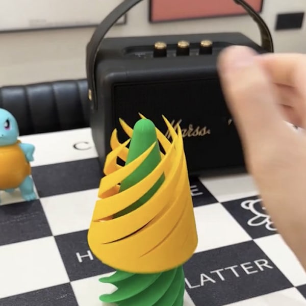 Umulig Pyramide Gennemgangs Skulptur, Helix Skrue Fidget Legetøj, Spiral Kegle Green yellow d