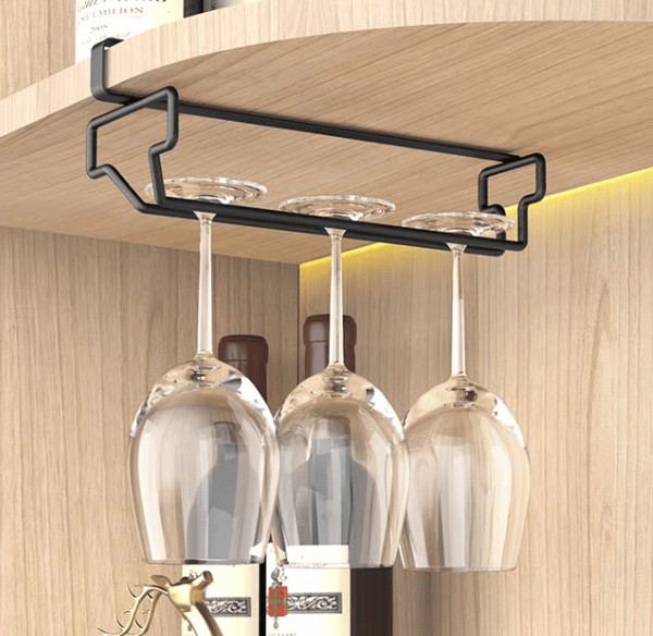 Under-the-cabinet vinholder til rødvinsglas