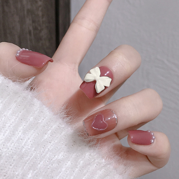 60 st. nagelkonsttillbehör i form av rosetter, vita och svarta