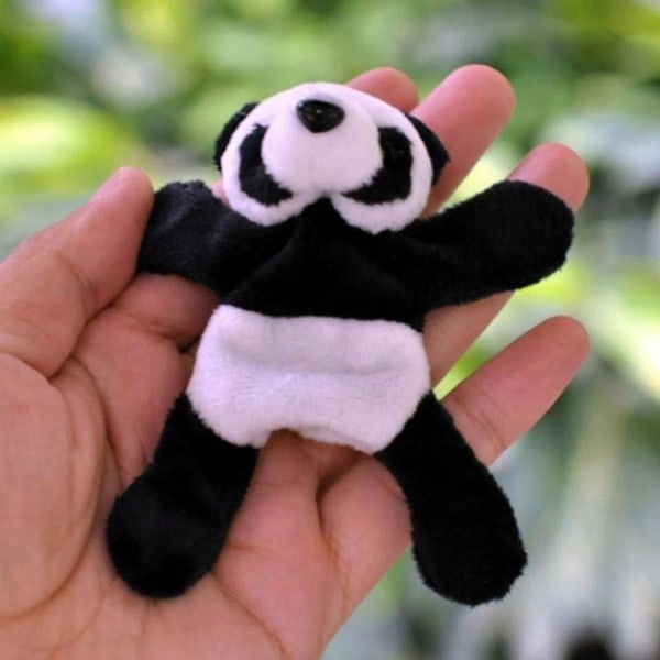 Pakke med 2 tilfældige plys panda køleskabsmagneter, størrelse: 9cm x 9cm/3.54