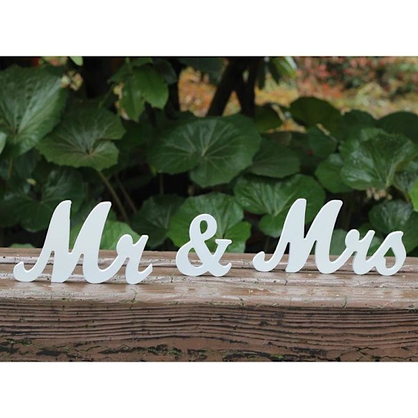 Vintage treutstilling i tre med Mr & Mrs White bryllupsbokstaver