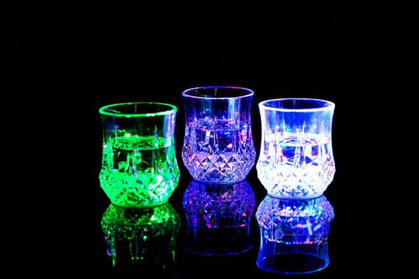 Fire 200ml lysende kopper LED glødende vann diamant kopp furu