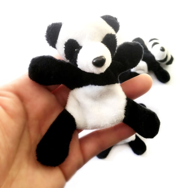 Pakke med 2 tilfeldige plysj panda kjøleskapsmagneter, størrelse: 9cm x 9cm/3.54