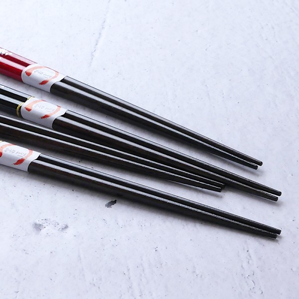 4 paria luonnollisia puutikkuja + 2 japanilaista mustaa
