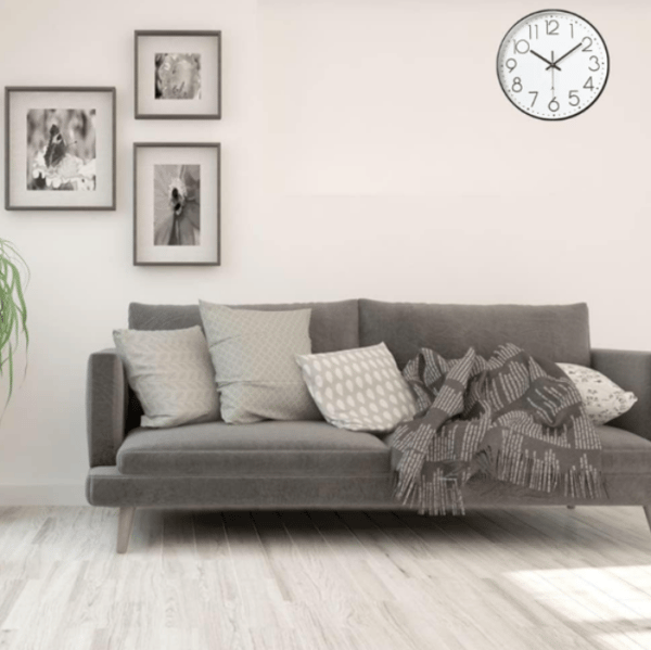 8-tommer moderne vægur, stilfuld sort ramme, hvid baggrund,