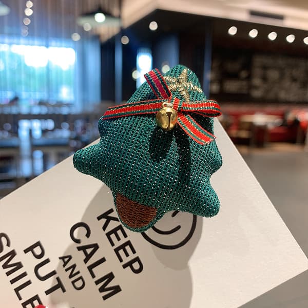 4 söta julbroscher, älg julgran och tomte