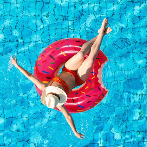 Flytande ring för poolpartyn, strandsemestrar och simäventyr