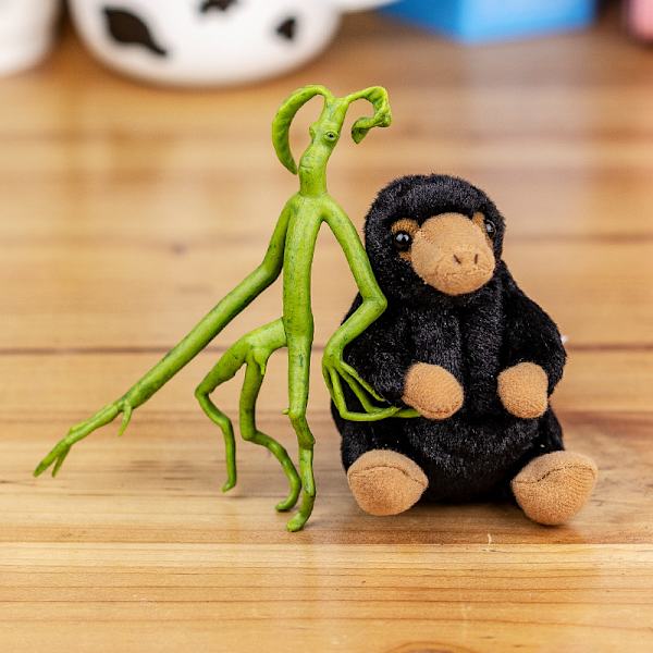 Bøyelig Bowtruckle Trealven beskytter treet og ledningen