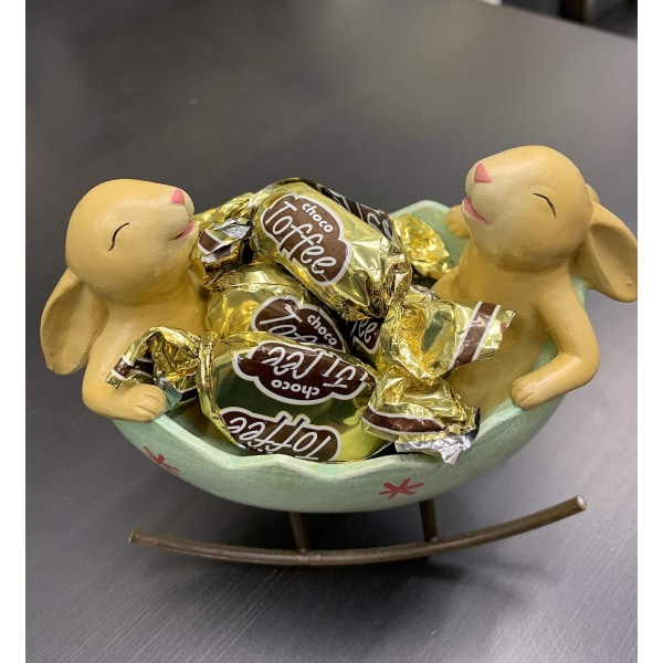 Nauravat puput keinuvat pääsiäismunakehdossa kevätpääsiäiskoriste Vintage Rustic Country Puput Pupu-patsas (Puput kehtossa)