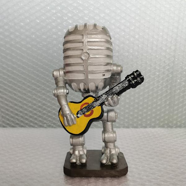 Retro Mikrofonrobotlampa som Håller Vintagegitarr, Vintage