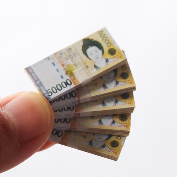 80 simulerade magiska föremål av Won Micro koreanska sedlar (5W won)