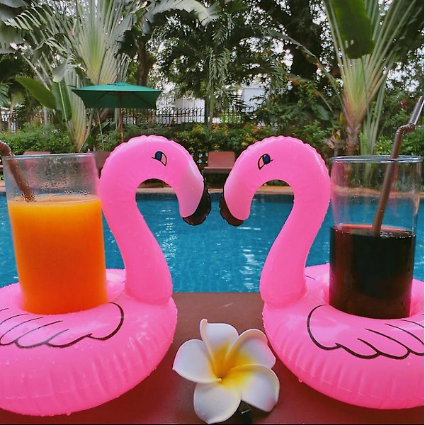 Oppustelig drikkevareholder Tegneserie Oppustelig flaskeholder Badelegetøj Pool Coaster til øl Drikkevarer Juice（1PCS E）