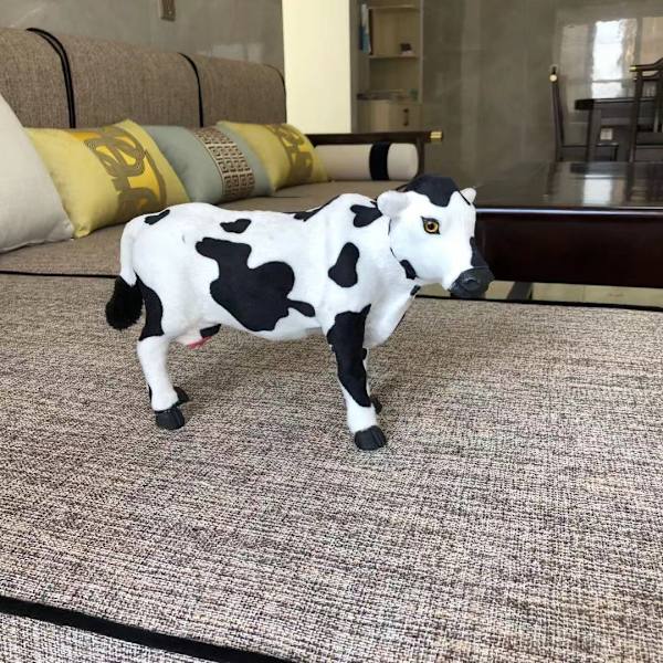 Ko Have Stald Dyr Statue, 8\", Resin, Fuld Farve