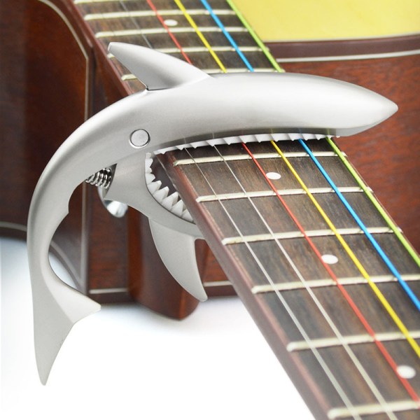 Sinkkiseoksesta valmistettu kitara Capo Shark Capo akustiselle ja sähkökitalle