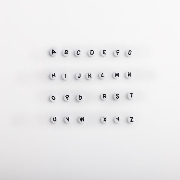 200st Vita och svarta blandade bokstäver akryl runda platt brev lösa pärlor