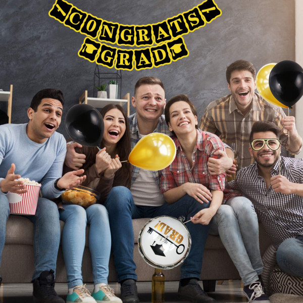 Dekorationer för examen i svart och guld, grattis examen banderoller, silkespapperspompoms, hängande dekorationer, virvlande virvlar, triangelflaggbanderoller, girlanger, ballonger