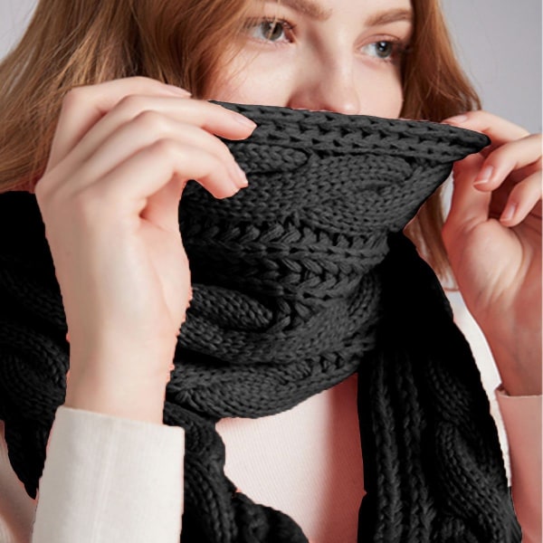 Trendig halsduk i enfärgad, enkel design för okomplicerade, avslappnade looks även på svala dagar!