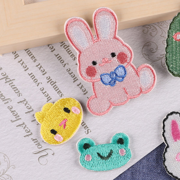 Sæt med 10 broderede stryge- eller sy-på patches