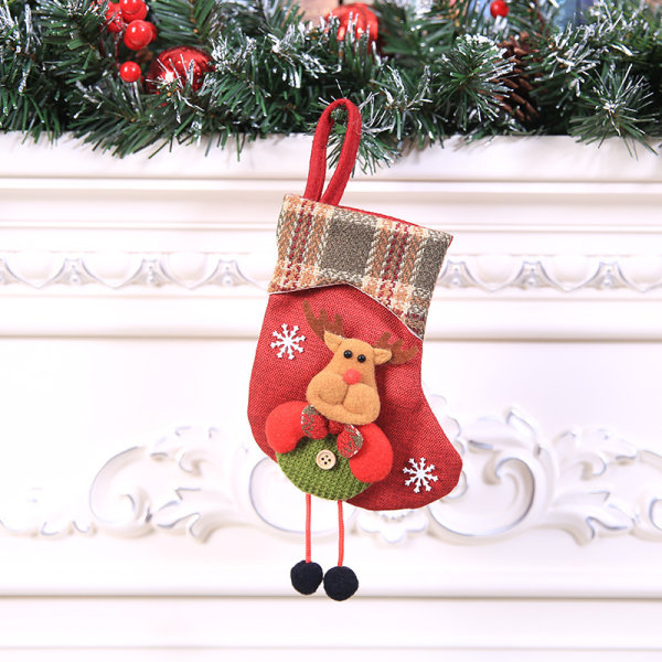 4 stycken julstrumpor att hänga, godispåse, tomte, snögubbe