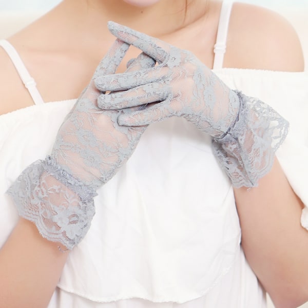 Elegante korte handsker med blonder til kvinder. Sommerhandsker til bryllup