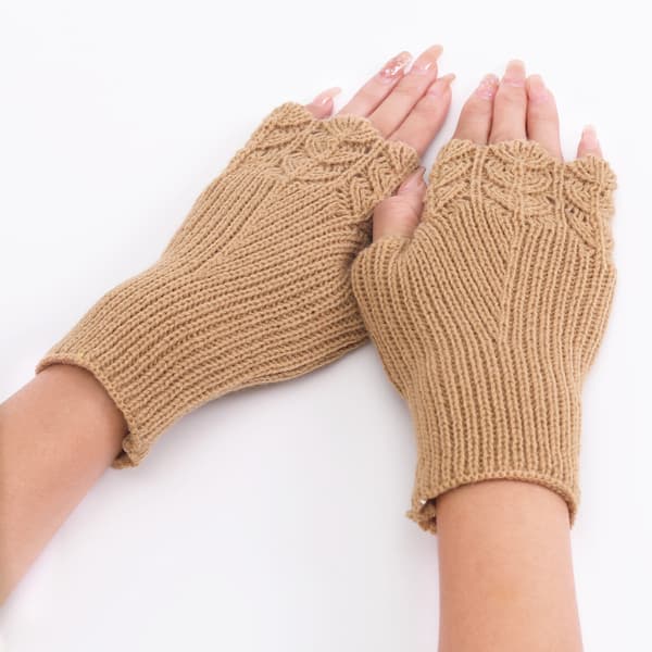 Beige strikkede handsker uldhandsker