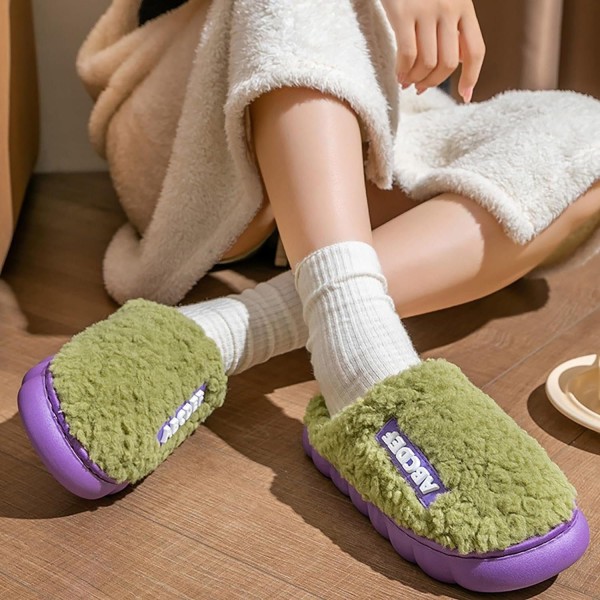 Blå, fluffiga tofflor plyschtofflor (varma vintertofflor) för mig