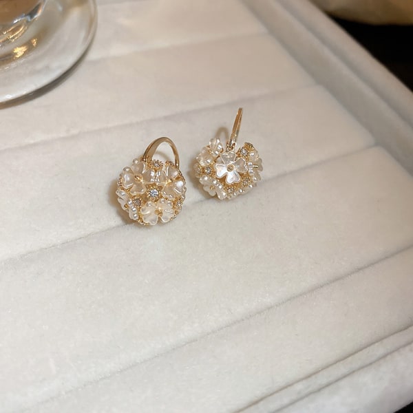 Boucles d’oreilles fleurs avec diamants mode temperament design sens boucles d’oreilles lumière luxe ornement d’oreilles femme