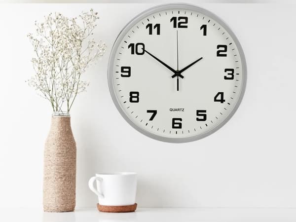 Väggklocka stor, beröringsfri, tyst, 30 cm rund, sekundvisare Silver