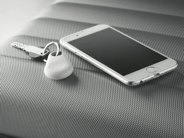Nyckelring telefon nyckellokalisering bluetooth nyckelsökare signalsändare Vit