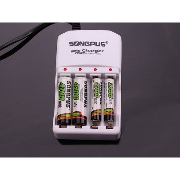 4x batterioplader / oplader - AA & AAA batterier White